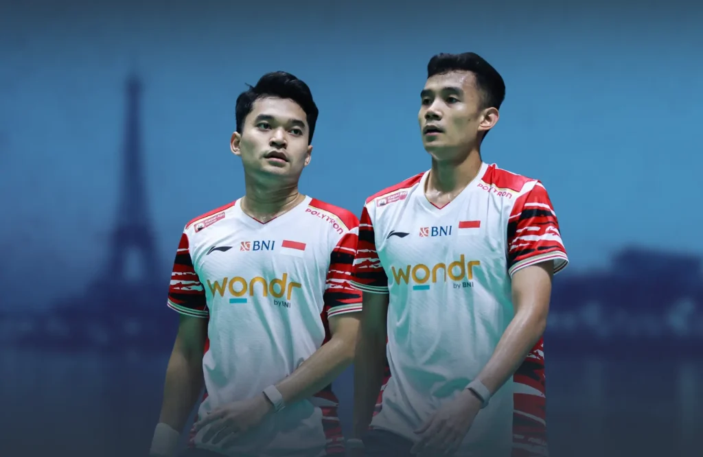 Foto aksi pasangan ganda putra Indonesia, Leo Rolly Carnando dan Bagas Maulana, saat bertanding. Teks utama: Leo/Bagas, Kuda Hitam Paling Berbahaya di Kejuaraan Dunia 2025?